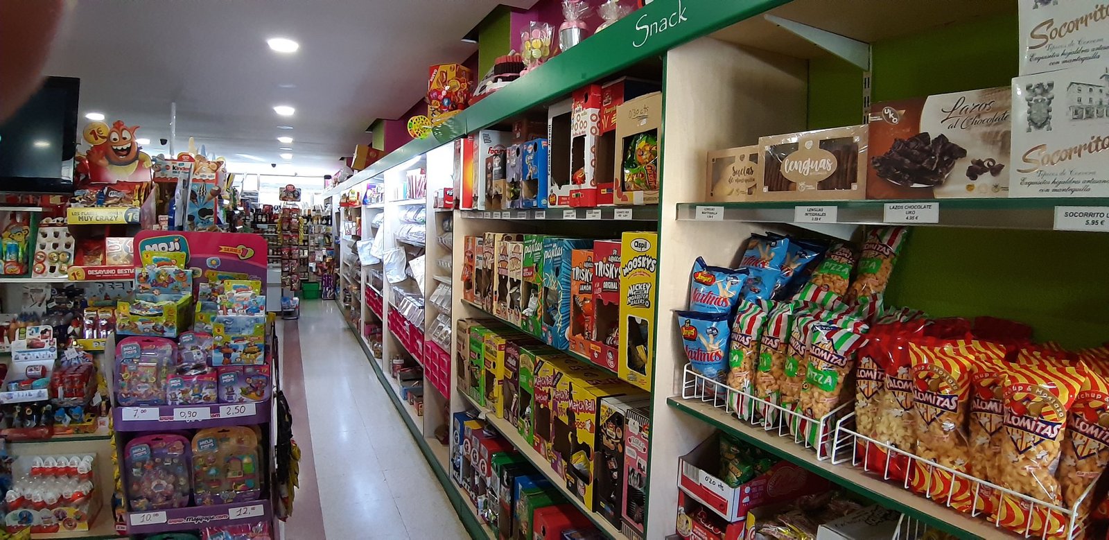 Pasillo del minimarket El Soportal de San Pablo